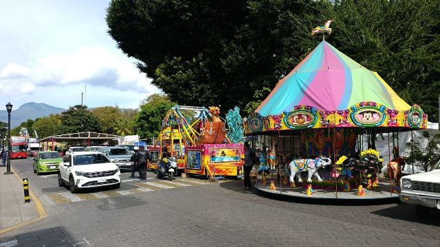 Se instalan juegos mecánicos y tianguistas en el llano por la celebración de la Guadalupe.- clamorsocial.com