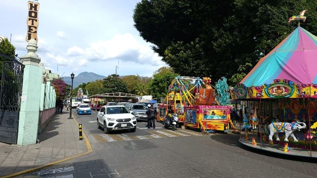 Se instalan juegos mecánicos y tianguistas en el llano por la celebración de la Guadalupe.- clamorsocial.com