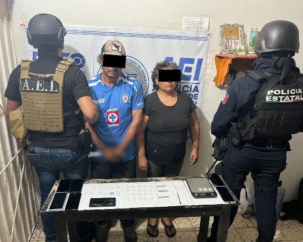 Fiscalía de Oaxaca junto con SSPC realizan cateo en un bar de la Sierra de Flores Magón y detienen a una pareja con posesión de drogas.- clamorsocial.com