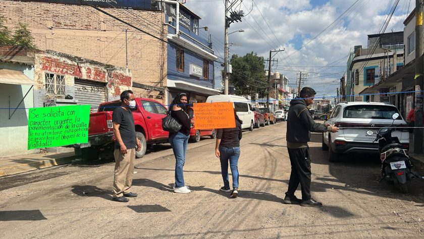 CON BLOQUEO DE CALLES EXIGEN PAVIMENTACIÓN A LAS AUTORIDADES DE GOBIERNO