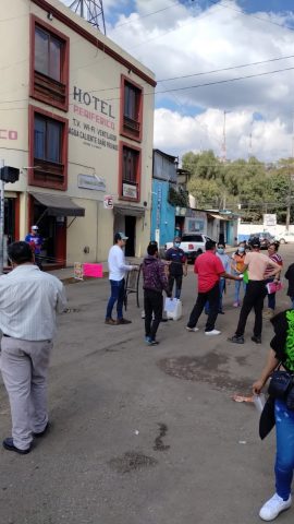 CON BLOQUEO DE CALLES EXIGEN PAVIMENTACIÓN A LAS AUTORIDADES DE GOBIERNO