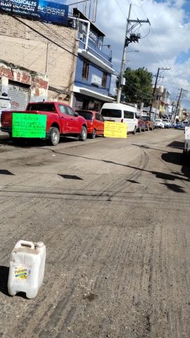 CON BLOQUEO DE CALLES EXIGEN PAVIMENTACIÓN A LAS AUTORIDADES DE GOBIERNO