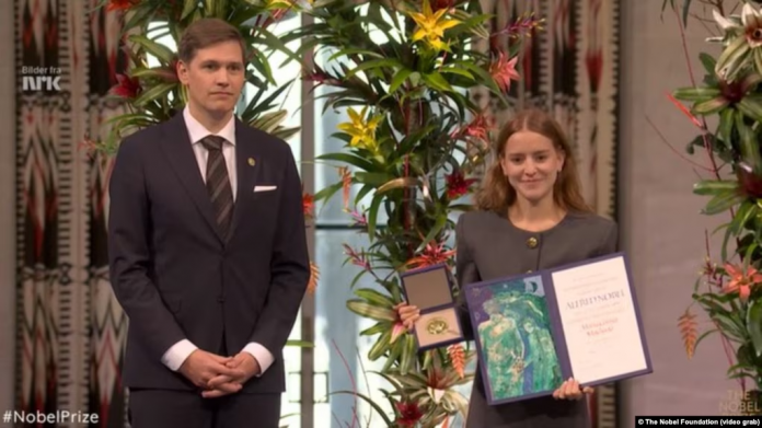 Ana Corina Sosa, hija de María Corina Machado, recibe el diploma y la medalla del Premio Nobel de la Paz en su nombre. Foto: internet