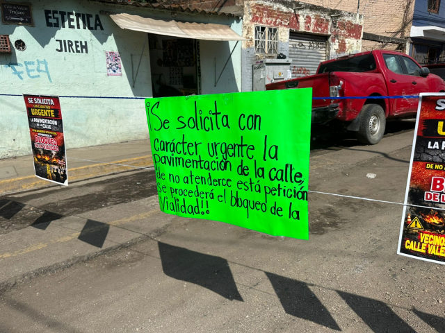 CON BLOQUEO DE CALLES EXIGEN PAVIMENTACIÓN A LAS AUTORIDADES DE GOBIERNO
