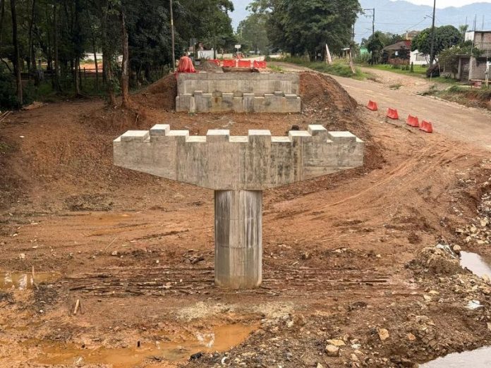 Colocación de trabes en la carretera Federal Tuxtepec – Oaxaca