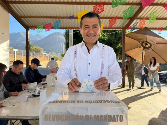Acude Luis Alfonso Silva Romo a ejercer su voto en histórica jornada de Revocación de Mandato