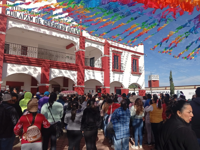 TOMAN PALACIO DE GOBIERNO DE CUILÁPAM DE GUERRERO POR INCUMPLIMIENTO DE COMPROMISOS CON LA EDUCACIÓN